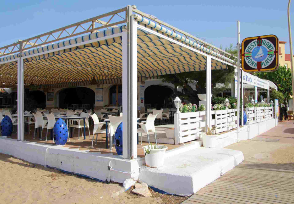 The beachfront terrace of Restaurante Bona Platja on Las Marinas beach, Dénia