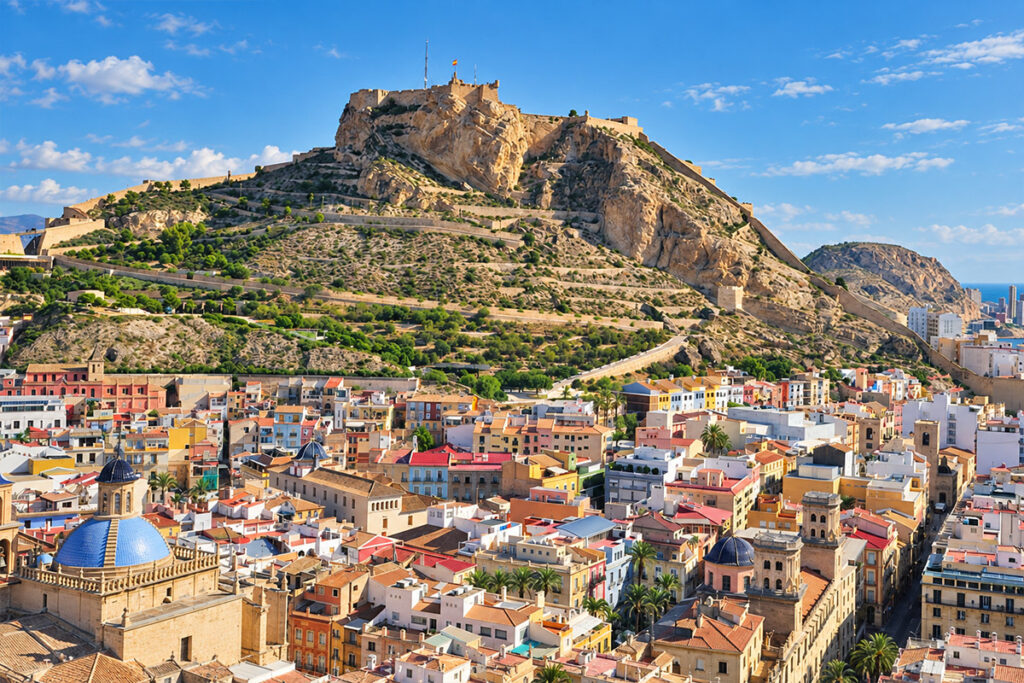 El Castillo de Santa Bárbara corona la cresta rocosa del Monte Benacantil sobre Alicante