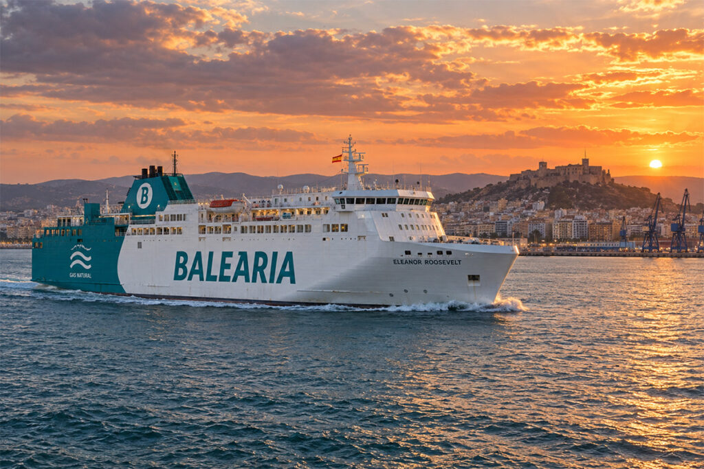 Un ferry de Balearia saliendo de Dénia hacia Ibiza al atardecer, con el castillo detrás
