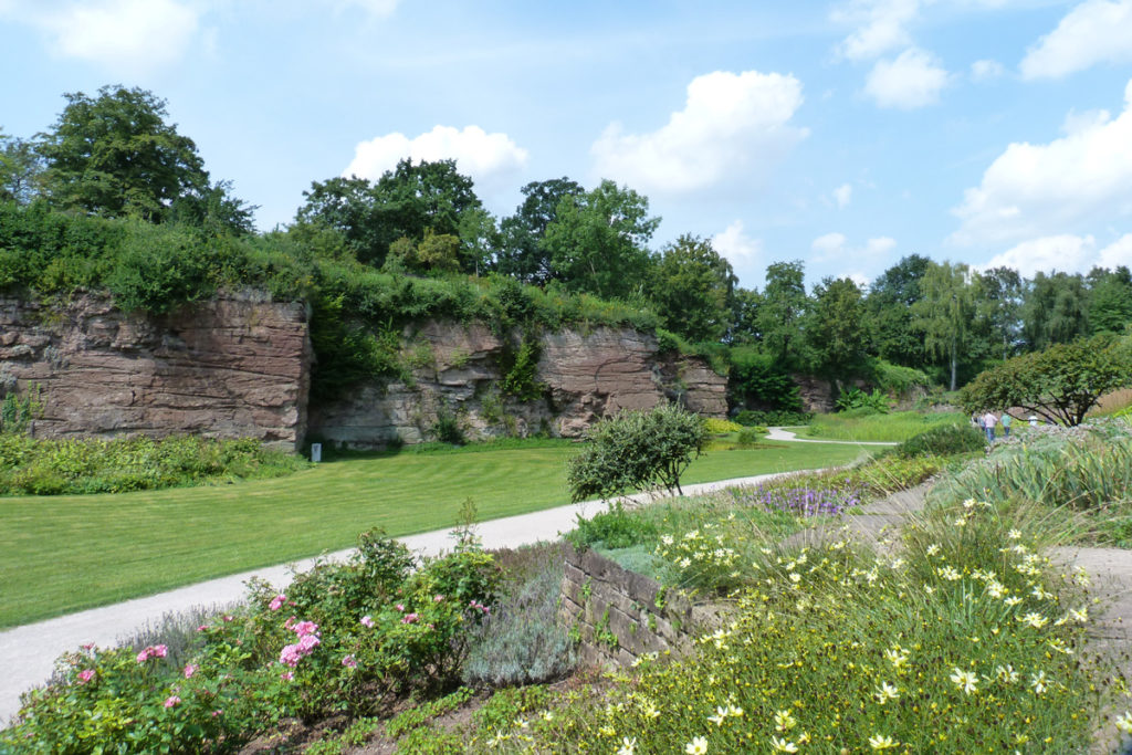 Garden paths below the old quarry face in the Höhenpark Killesberg