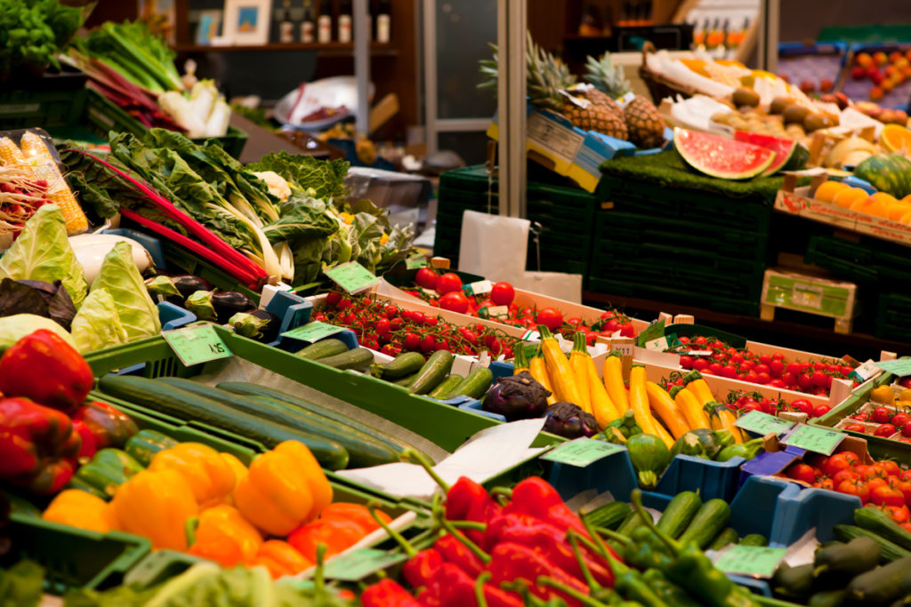 Obst- und Gemüsestände in der Stuttgarter Markthalle