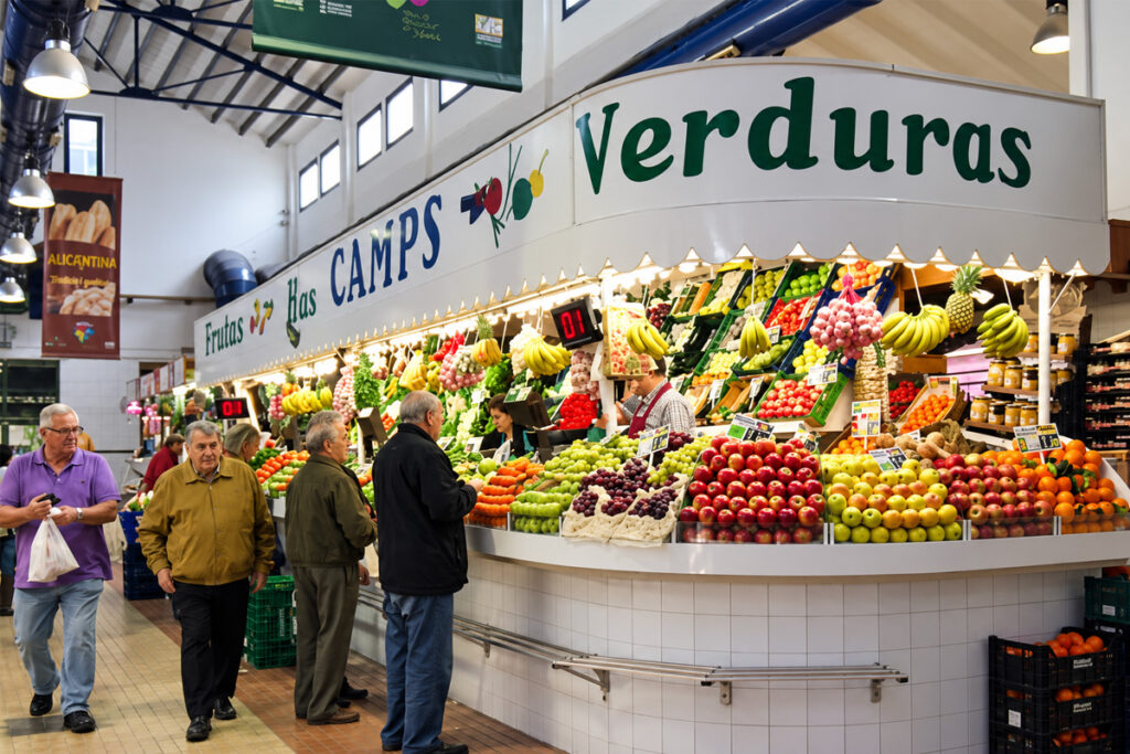 Obst- und Gemüsestände auf dem Mercat Municipal in Dénia
