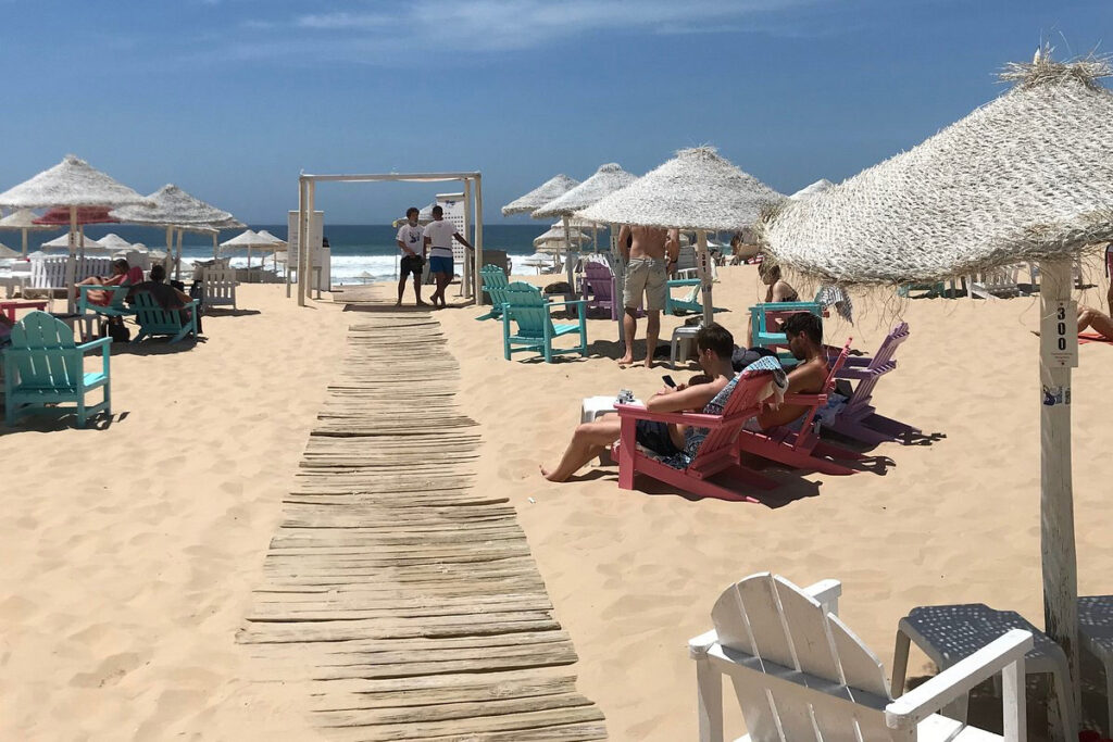Liegestühle und Strohschirme an der Praia da Morena