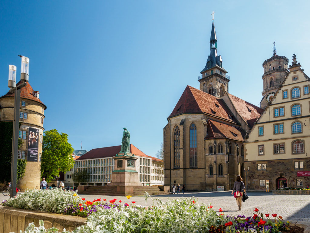 Der Schillerplatz mit Schillerdenkmal, Stiftskirche und dem Turm des Fruchtkastens