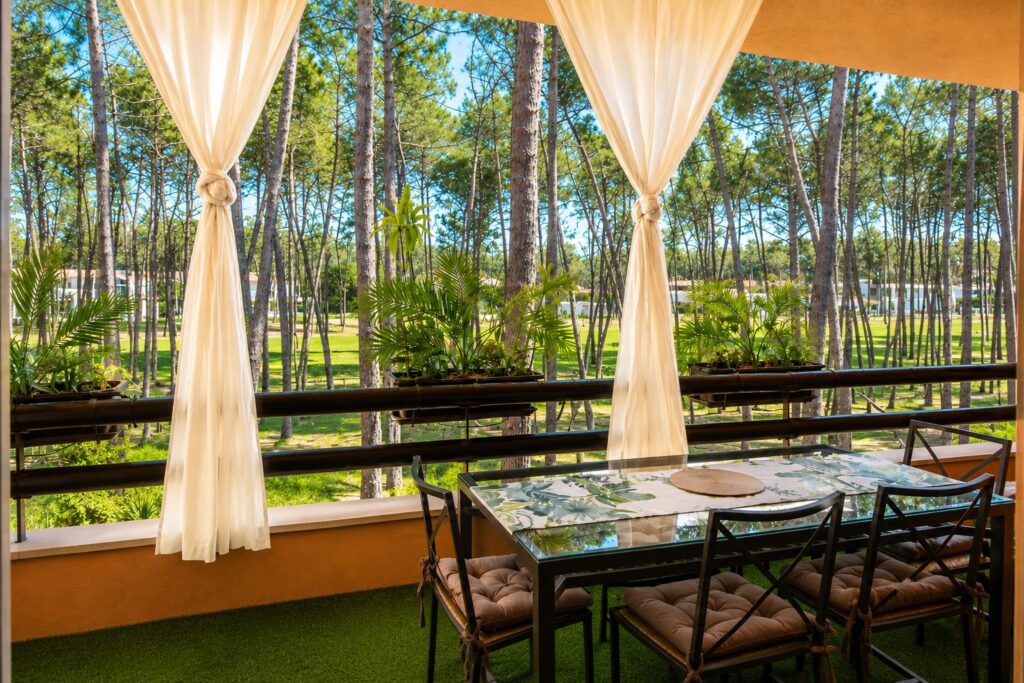Covered terrace with golf and pine view