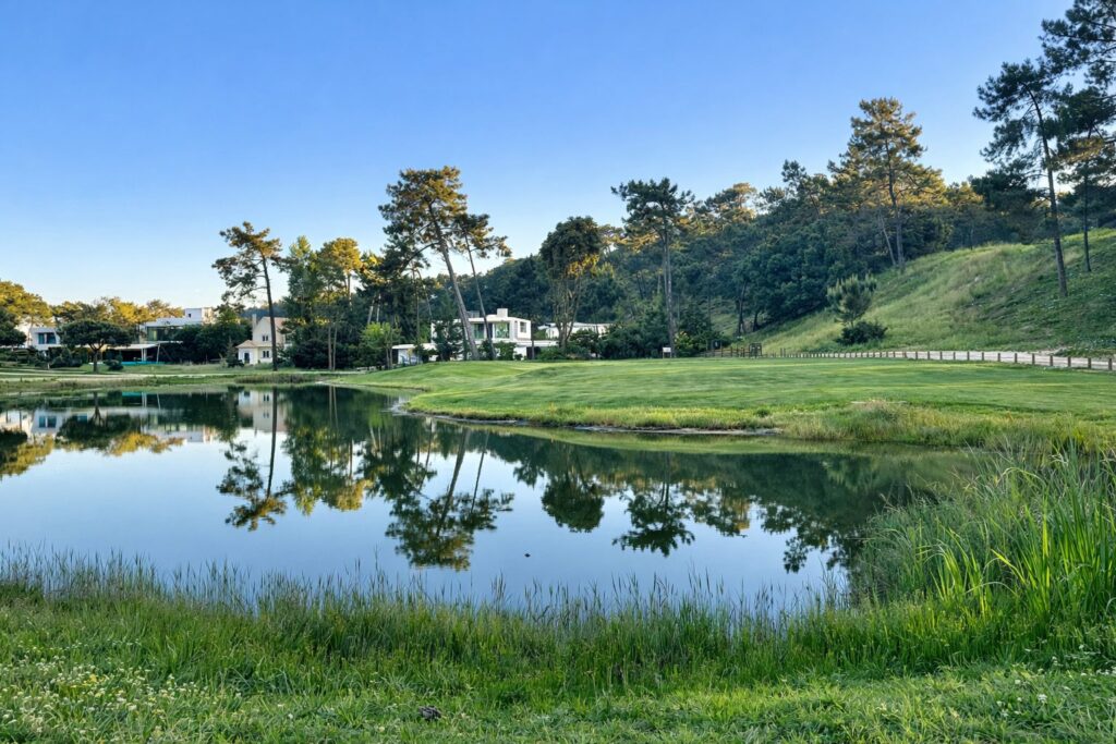 Lake on the Aroeira golf course